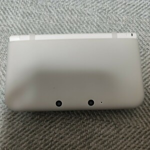 Nintendo3DS LL ホワイト、シリコンカバー付、収納ケース、充電器、ドラクエ＆ＦＦソフト５本、攻略本 美品 動作確認・初期化済　任天堂3DS