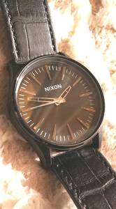 美品!NIXONニクソン THE SENTRY 38 ザ セントリー38 腕時計 本革レザーベルト クォーツウォッチ です。